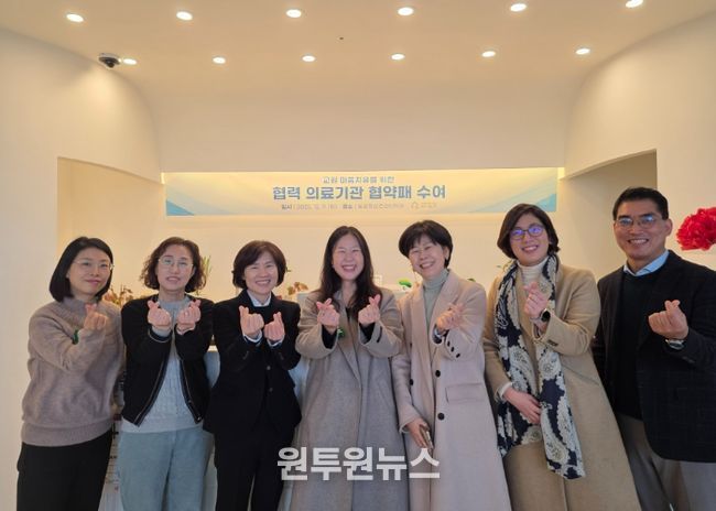 2025년 12월 9일에 학교지원본부, 동행정신건강의학과 관계자들이 함께한 협약패 수여 행사 모습