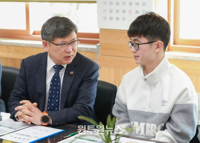 유정기 권한대행, 수능 만점 이하진 학생 격려