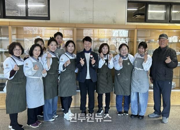 수원과학대학교 남방애동아리가 9일 저소득층을 위한 반찬나눔 봉사활동을 하고 기념 촬영을 하고 있다