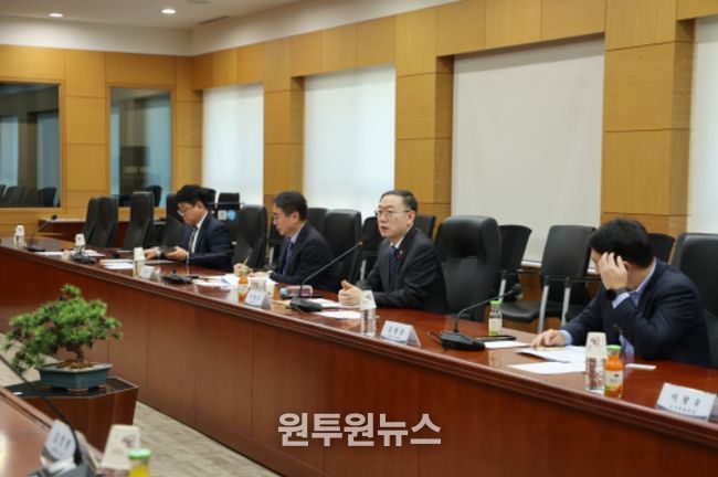 이명구 관세청장(오른쪽에서 두번째)이 9일 서울세관에서 열린 관세청 수사발전 자문위원회 출범식에서 발언하고 있다.