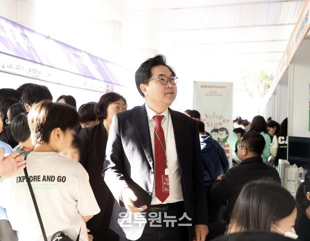 박일하 동작구청장이 지난 11월 동작구청에서 열린 ‘청소년 진로박람회’에 참석해 부스를 둘러보고 있다.