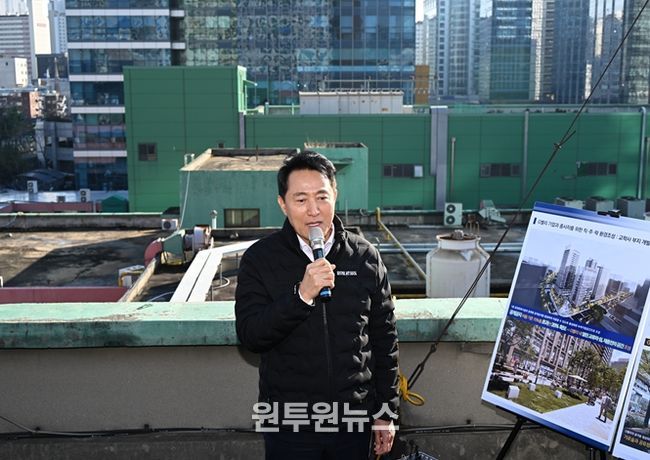 오세훈 서울시장이 11일 금천구 G밸리 국가산업단지 내 특별계획구역 민간개발부지인 교학사 부지에서 G밸리 가로숲·띠녹지 조성 계획을 설명하고 있다.