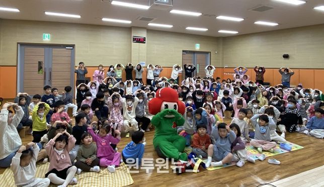 해밀유치원 아이들이 사랑을 전하고 있다.