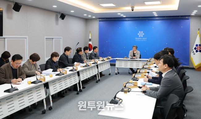 정용래 유성구청장이 15일 오전 주간간부회의를 주재하며 공직선거법 준수를 강조하고 있다.