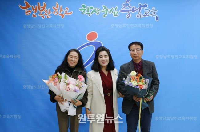 퇴직공무원 송공패수여식(도서관 사서5급 정선경, 운전7급 오인석)