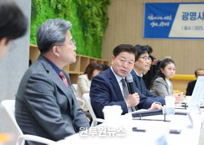 박승원 광명시장이 15일 오후 인생플러스센터 플러스강당에서 열린 ‘광명시 AI 시·산·학 협의체 킥오프’에 참석해 발언하고 있다.
