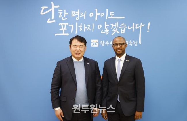 이정선 광주시교육감이 15일 교육감실에서 탄자니아대사관 토골라니 에드리스 마부라(Togolani Edriss Mavura) 대사과 만나 교육기관 협력 방안을 논의한 후 기념사진을 촬영하고 있다.