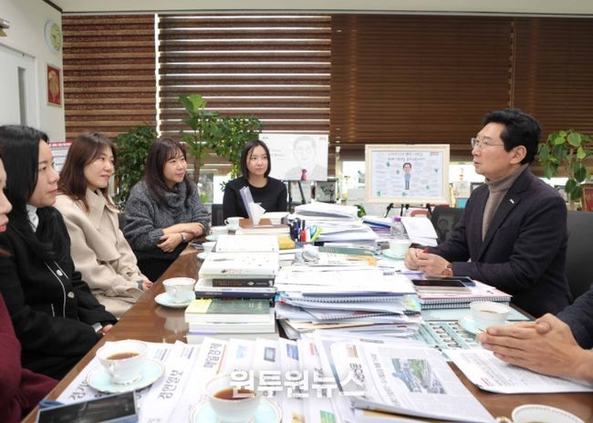 이상일 용인특례시장은 15일 시장실에서 기흥역세권에 거주하는 시민들과 만나 교육 현안을 논의했다.