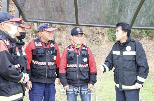 봄철 최재형 군수가 산불진화대원들을 격려하는 모습