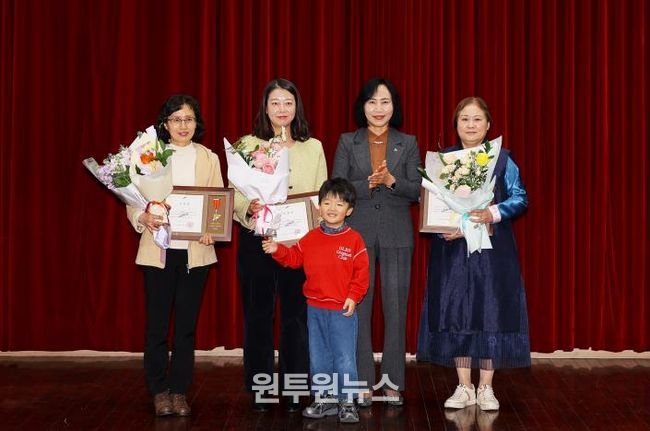 이선희 문화체육관광국장(오른쪽 두번째)이 평생비전센터 교육수료식에서 표창장 수상자들과 함께 기념촬영을 하고 있다.