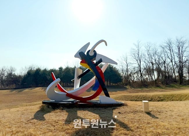 제2회 서울조각상 대상작(방인균, '얼쑤!', 노을조각공원 전시 중)