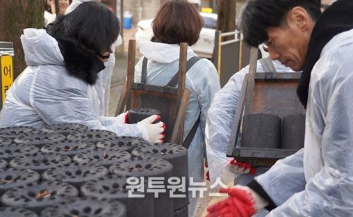 인천시사회서비스원 직원들이 지난 12일 미추홀구 용현동 일대에서 연탄배달 봉사를 하고 있다.