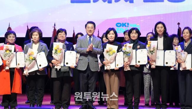 김영록 전라남도지사가 16일 도청 김대중강당에서 열린 ‘제28회 전라남도 여성대회’에 참석해 지역발전과 여성의 권익 신장에 기여한 유공자에게 표창장을 수여한 뒤 기념촬영을 하고 있다.