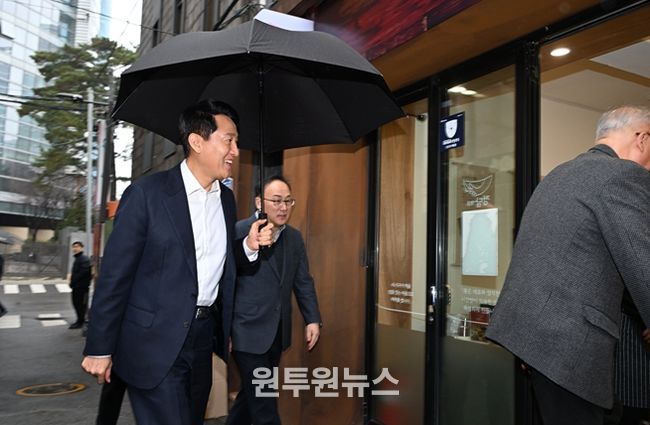 오세훈 서울시장이 16일 용산구 '희망의 인문학' 창업지원 사업인 '동행스토어' 1호점 음식점 '정담'에 들어서고 있다.