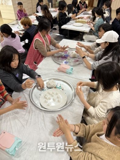 15일 보림사에서 새알심을 만드는 어린이들 모습