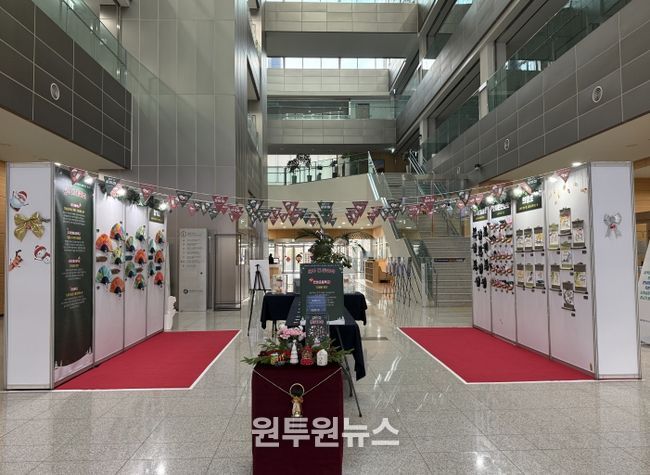 12월 15일~12월 26일 2주간, 세종시교육청 1층 로비에서 ‘2025년 세종 읍면지역 우리동네 예술학교 성과전시회인 ’모두 다 꽃이야‘ 행사가 열리고 있다.