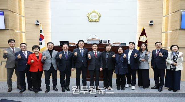 용산구의회, 제302회 제2차 정례회 폐회 의원 단체사진