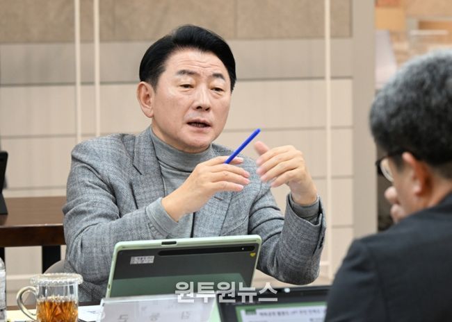 김동근 시장이 12월 17일 시청 회룡홀에서 12월 동장단 정책소통 티타임’을 진행하고 있다.