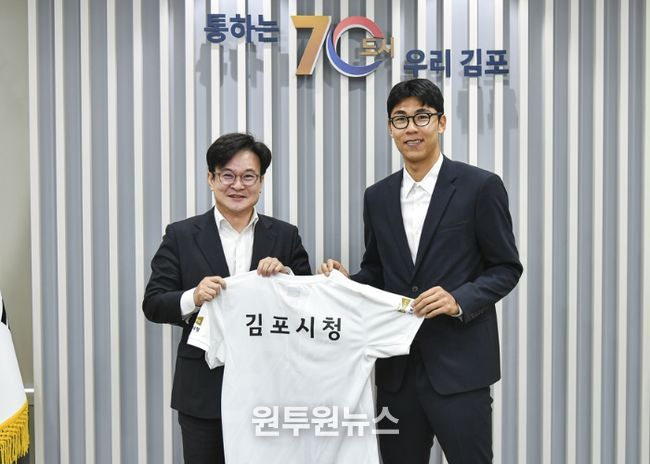 김병수 김포시장이 정현 선수의 김포시 테니스팀 입단을 환영하고 있다.