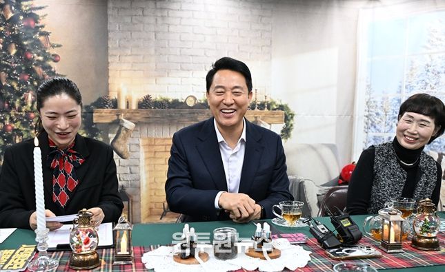 오세훈 서울시장이 17일(수) 외로움 없는 서울 1주년 기념 현장소통 간담회참석자들의 경험사례와 현장 의견을 나누고 있다.