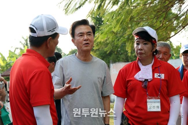 김태흠 지사, 라오스 출장 첫 일정으로 자원봉사 현장 방문