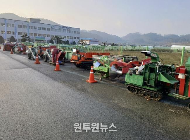 농업기술센터 앞에 농기계가 전시되어있다
