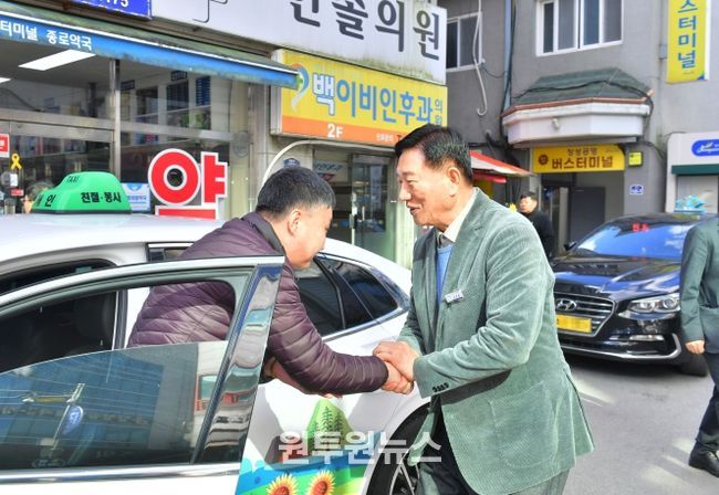 김한종 장성군수(우)가 택시 종사자들에게 감사 인사를 전하고 있다.