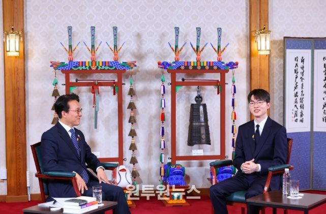 김민석 국무총리가 지난 18일 총리서울공관에서 프로게이머 '페이커' 이상혁 선수를 초청해 '제7차 토론나라: 총리의 인터뷰'를 진행하고 있다.