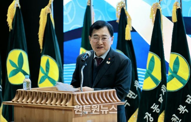 주낙영 경주시장이 19일 화랑마을 기파랑관에서 열린 2025 경주시 새마을지도자대회에서 격려사를 하고 있다