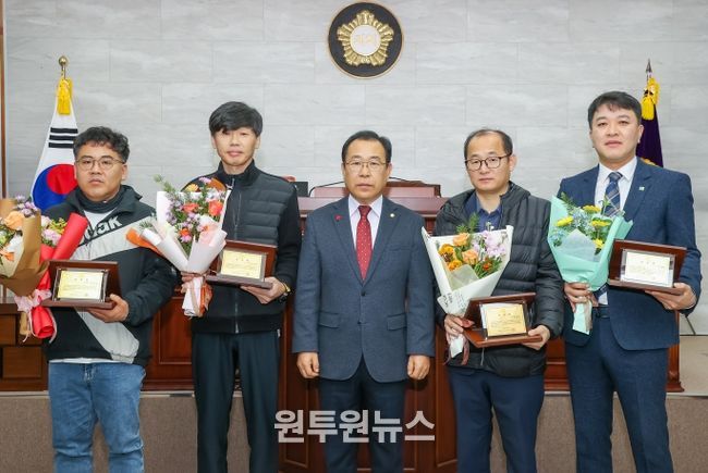 유공자 단체 사진(최부철, 조만수, 김형섭, 보건사업과장 성상길 대리 수령)