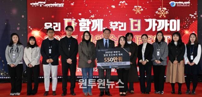 유정복 인천광역시장이 22일 시청 중앙홀에서 열린 '2025 직원송년 FESTA'에서 표창장을 수여하고 있다.