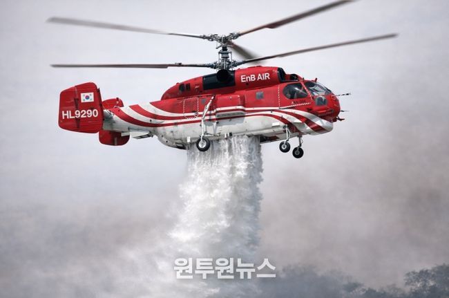경주시가 2026년 산불진화헬기 임차를 추진하는 가운데 KA-32A 산불진화헬기가 담수 후 진화 작업을 벌이는 모습을 구현한 가상 이미지. (AI 생성)