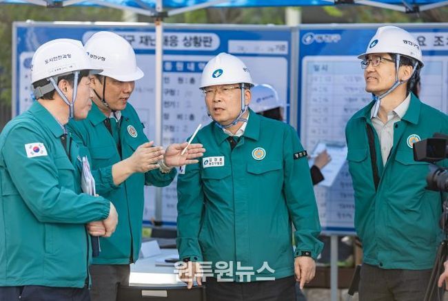 김경호 광진구청장이 통합지원본부에서 현장 훈련 상황을 전달받고 있다