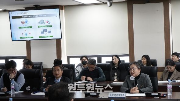 하유정 정보데이터정책관(오른쪽 첫번째)이 29일 정부대전청사에서 열린 '인공지능 기반 통관 영상관리 솔루션 사업' 완료보고회에서 발언하고 있다