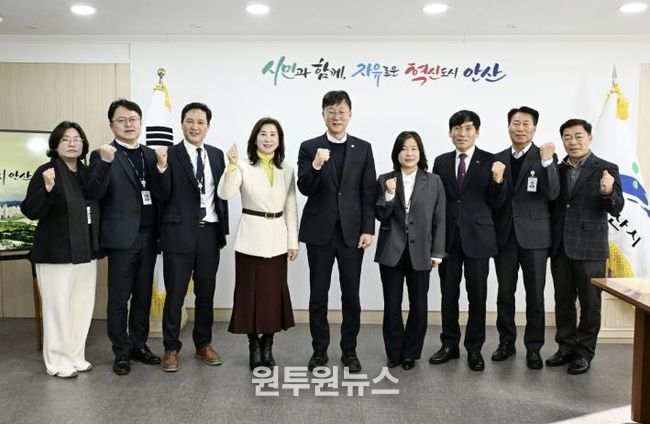 이민근 안산시장(가운데)이 2025년 12월 31일 김수진 안산교육지원청 교육장(왼쪽 네번째) 등 관계자들과 간담회를 마치고 함께 사진촬영을 하고 있다.
