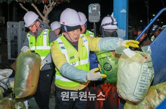 고성군, 새해 새벽을 쓰레기 수거와 환경근로자 격려로 시작하다