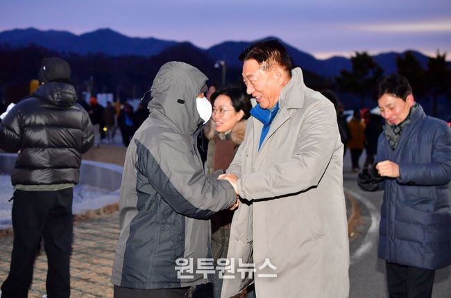 김한종 장성군수가 1일 장성호 제방 해맞이 행사에서 군민들과 새해 인사를 나누고 있다.