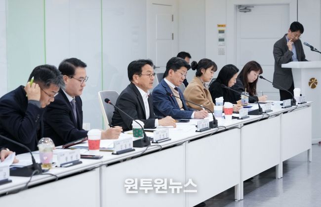 강기정 광주광역시장이 5일 오후 시청 소회의실에서 열린 ‘광주·전남 행정통합 추진기획단 제1차 실무회의’를 주재하고, 행정통합 추진을 위한 실행 방향 등을 논의하고 있다. /광주광역시 제공