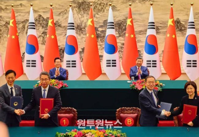 이명구 관세청장(오른쪽에서 두번째)이 5일 중국 베이징에서 쑨 메이쥔 중국 해관총서장과 지식재산권 보호를 위한 상호 협력에 관한 양해각서를 체결한 뒤 기념 촬영하고 있다.