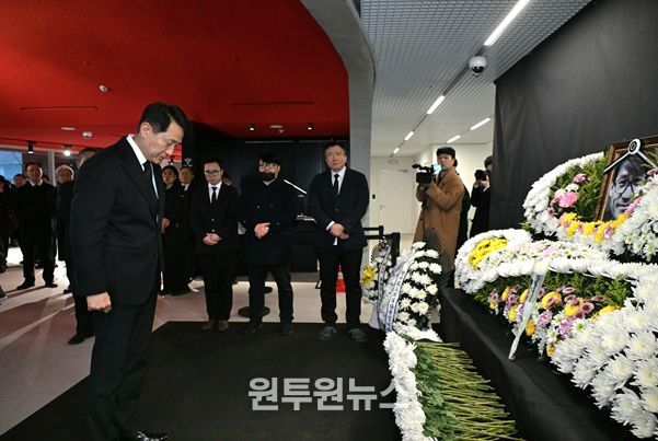 오세훈 서울시장이 6일(화) 충무로 서울영화센터에 마련된 고(故) 안성기 배우 추모공간을 찾아 헌화 후 묵념하고 있다.