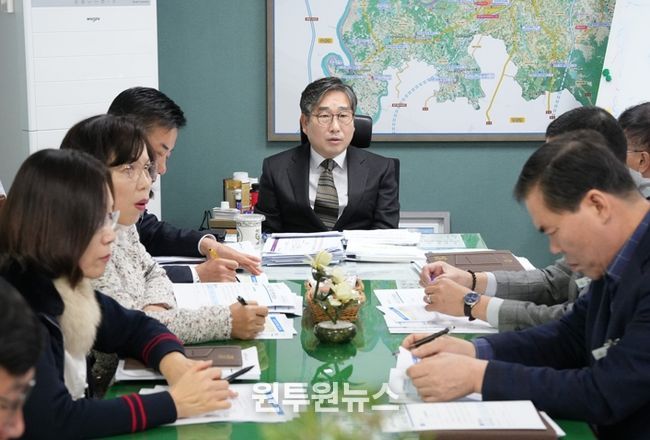 강상구 부시장(가운데)이 지난 6일 국장, 부서장들과 함께 2026년 정부 업무계획 선제 대응을 위해 회의를 개최했다.