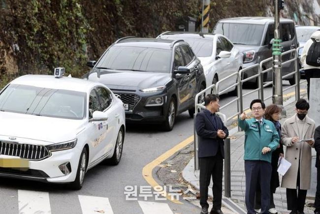 박일하 동작구청장이 지난해 11월 17일 사당동 상현중학교 앞 교차로에서 관계자들과 교통 정체 원인과 문제점을 파악하고, 개선방안 마련을 위한 의견을 나누고 있다