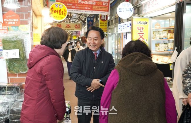 서대문구 천연동에 소재한 독립문영천시장이 최근 중소벤처기업부가 주관한 ‘문화관광형시장 육성사업’ 공모에서 선정됐다. 사진은 이성헌 구청장이 이곳 시장을 찾아 상인들과 대화하는 모습.