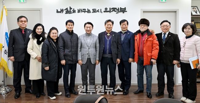 1월 20일 시장실에서 열린 문화상 수상자포럼 제8대 임원진 간담회에서 참석자들이 기념사진을 찍고 있다.