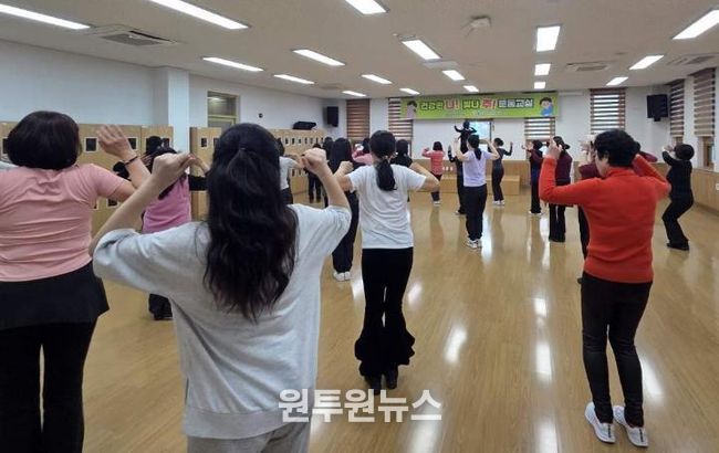 나주시 빛가람건강생활지원센터는 지역 주민의 신체활동 증진과 건강한 생활 습관 형성을 위해 신체활동 프로그램 1기를 본격 운영하고 있다. 사진은 라인댄스-‘건강한 나! 빛나 주! 운동 교실’.(사진 제공-나주시)