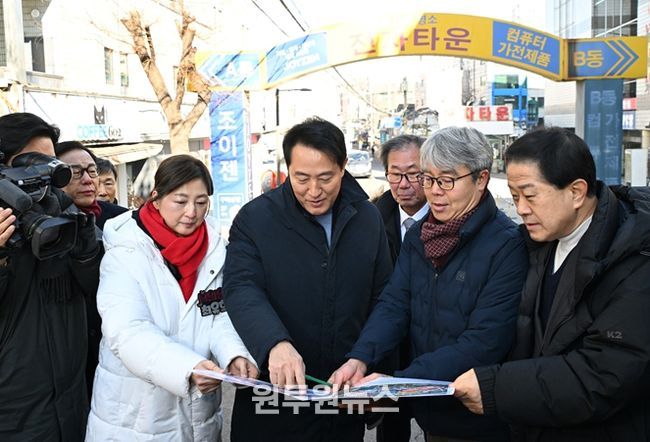 오세훈 서울시장이 22일 용산전자상가 인근 특별계획구역 개발 사업대상지 조감도를 확인하고 있다.
