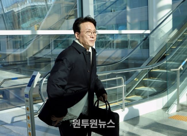 2박 5일 일정으로 미국 워싱턴DC와 뉴욕을 방문하는 김민석 국무총리가 22일 인천국제공항을 통해 출국을 하고 있다.