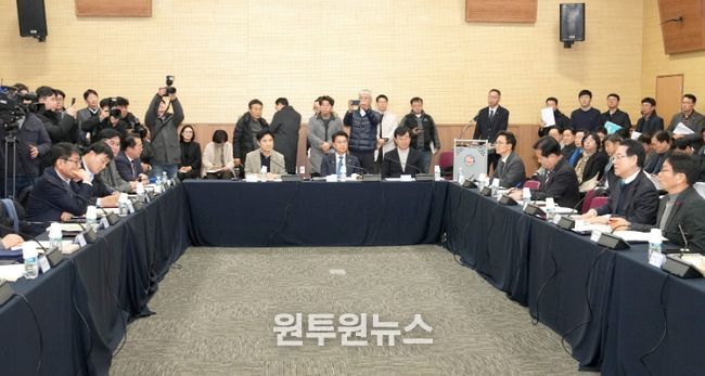 김영록 전라남도지사가 25일 광주 김대중컨벤션센터에서 열린 광주·전남 행정통합 특별법 검토 제3차 간담회에서 지역 국회의원들과 특별법 내용에 대해 논의하고 있다.