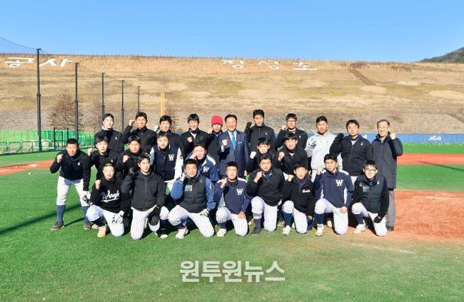 김한종 장성군수가 27일 원주고 야구 선수단이 동계 전지훈련 중인 장성호 체육공원을 찾았다.