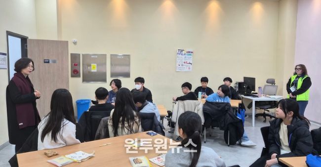 군포의왕교육지원청 정숙경 교육장이 양평캠퍼스를 방문해 글로컬 언어 캠프 활성화 방안을 논의하고 있다.